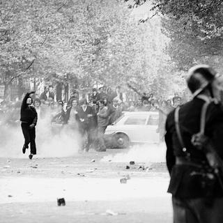 Une bagarre boulevard Saint-Germain le 6 mai 1968. [AFP - Roger-Viollet]