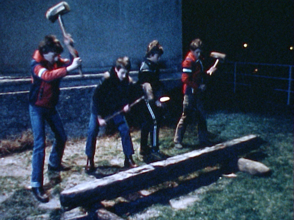 La tradition du marteau de bois comme instrument de Carême à Ludiano au Tessin en 1980. [RTS]