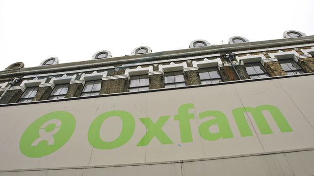 Le logo de l'ONG Oxfam sur un bâtiment à Londres. [Reuters - Simon Newman]