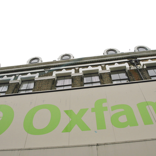 Le logo de l'ONG Oxfam sur un bâtiment à Londres. [Reuters - Simon Newman]