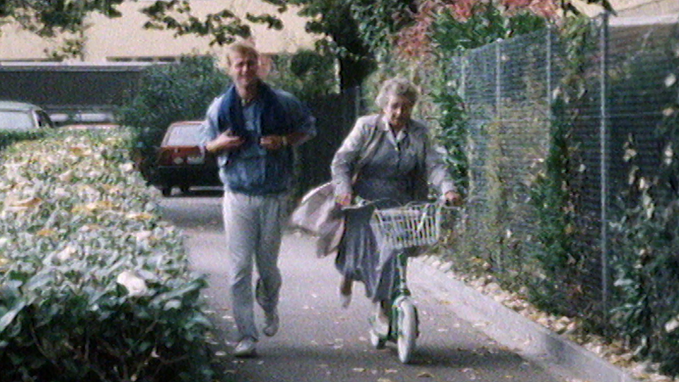 Plus rapide que les joggeurs, l'infirmière à la trottinette ! [RTS]