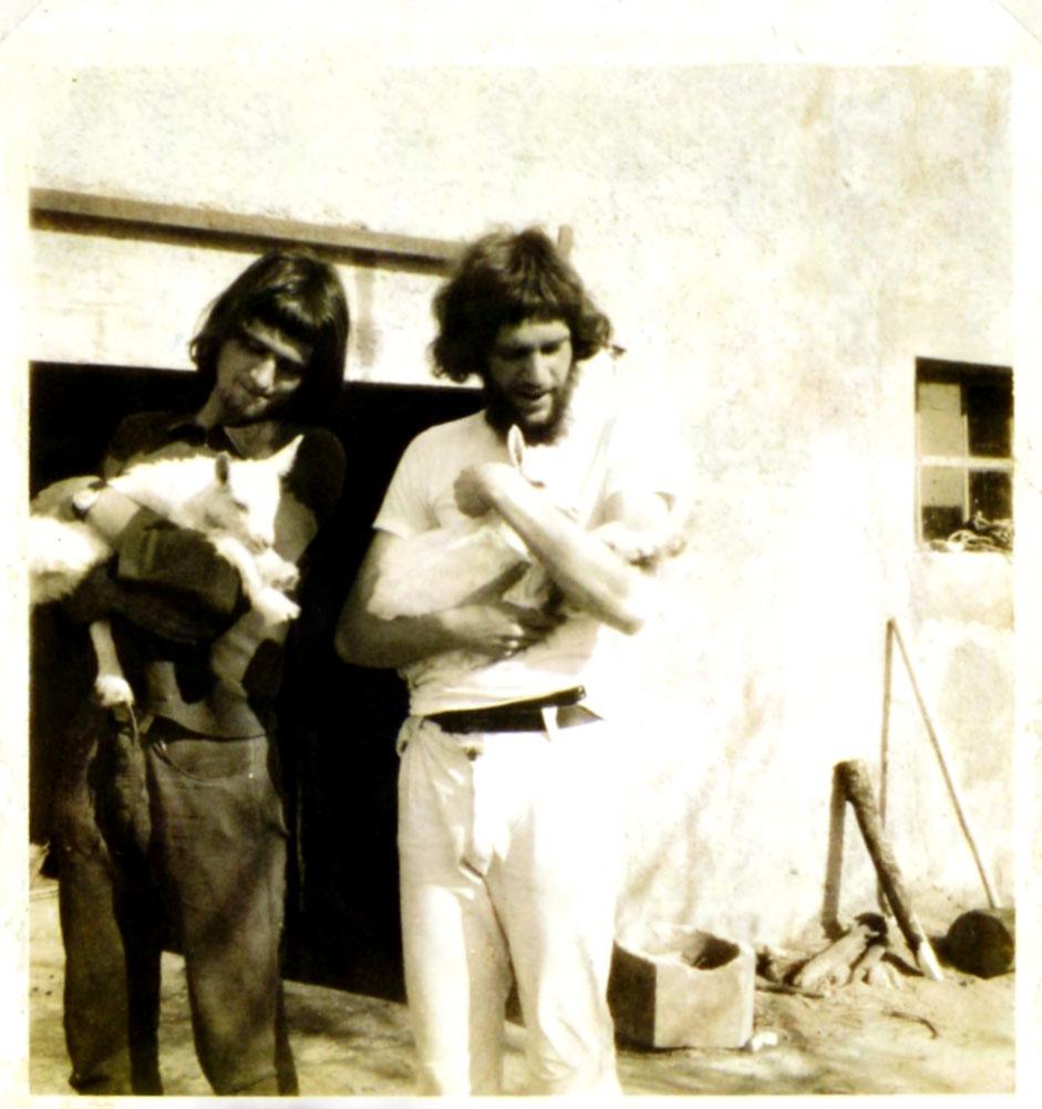 Pierre-André Pouly et Pierre-François Veillon à Biolet-Orjulaz dans les années 70. [RTS - Pierre-André Pouly]