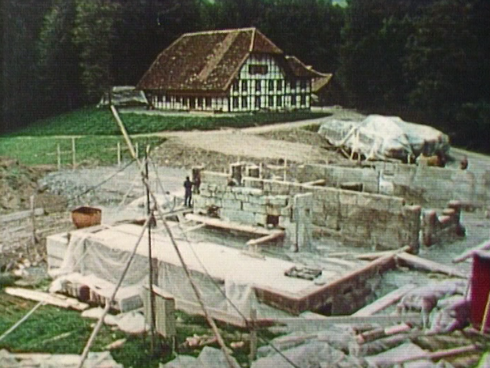 Reconstruction d'une ferme à Ballenberg en 1979. [RTS]