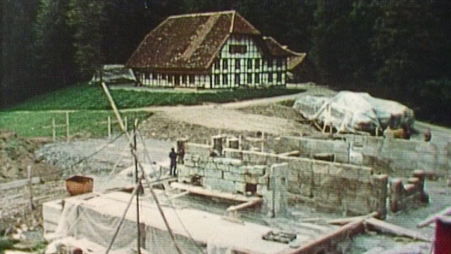 Reconstruction d'une ferme à Ballenberg en 1979. [RTS]
