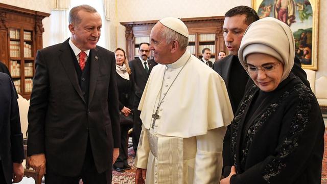 Le couple Erdogan entourant le pape au Vatican, lundi 05.02.2018. [Pool/AP/Keystone - Alessandro Di Meo]