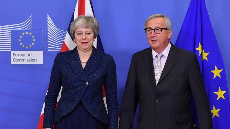Pour défendre son Brexit, Theresa May a rencontré samedi le président de la Commission européenne Jean-Claude Juncker. Ce dimanche, c'est au tour du Conseil européen. [AFP - EMMANUEL DUNAND]