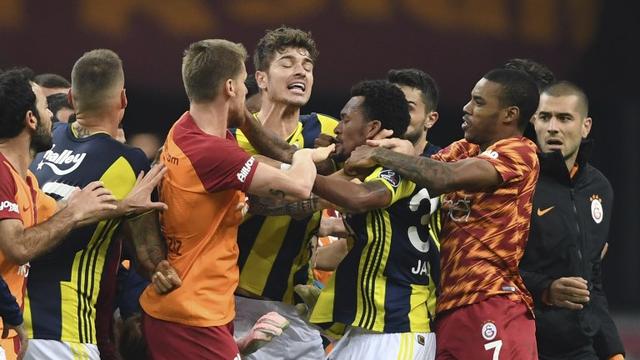 Le derby d'Istanbul s'est terminé en baston générale vendredi soir. [AFP - Ozan Kose]