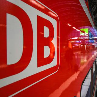 La compagnie de chemins de fer allemande Deutsche Bahn a conclu un accord salarial avec la majeure partie de son personnel. [Keystone - EPA/Armando Baban]