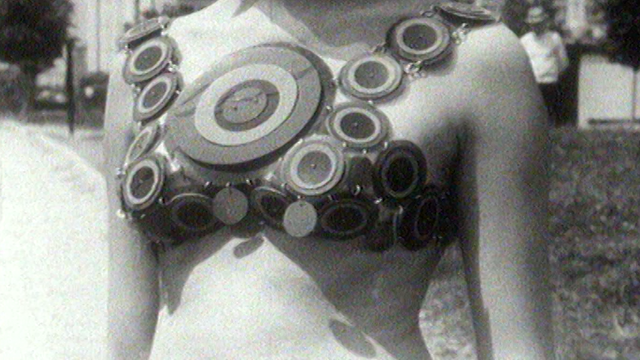 Le plastique fait son apparition dans la mode, 1966. [RTS]