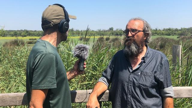 Le directeur de la Réserve naturelle nationale des marais du Vigueirat Jean-Laurent Lucchesi, en compagnie d'Adrien Zerbini. [RTS - Leandra Baltazar Lobo]