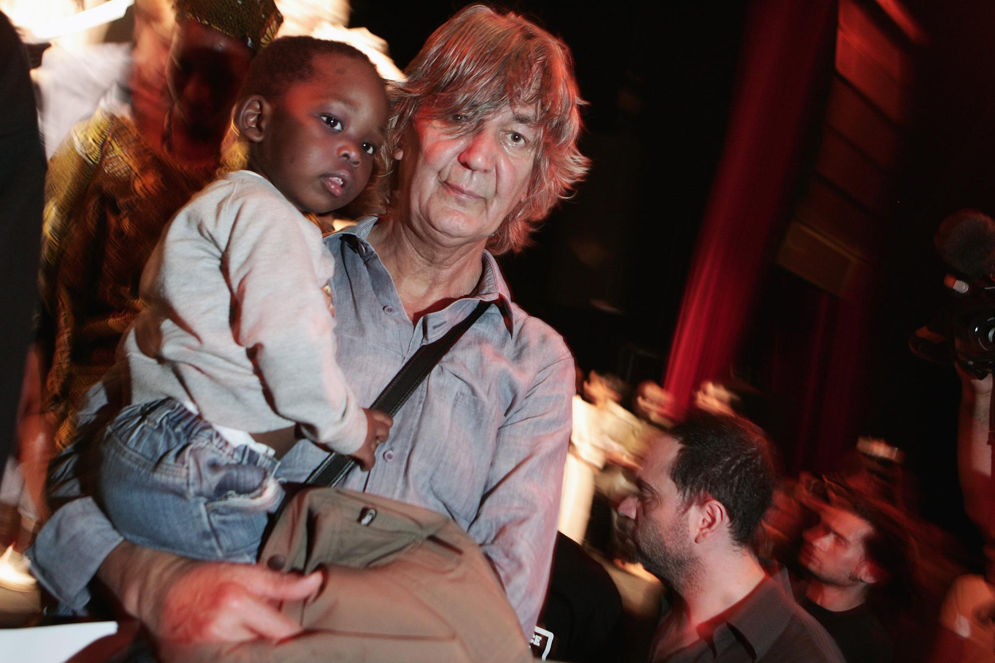 Le chanteur Jacques Higelin avec un enfant en 2006 au Bataclan à Paris, pour une opération de parrainage. [AFP - Olivier Laban-Mattei]