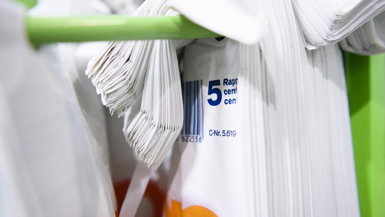 Des sacs plastiques payants vendus dans les supermarchés Coop (image d'illustration). [Keystone - Manuel Lopez]