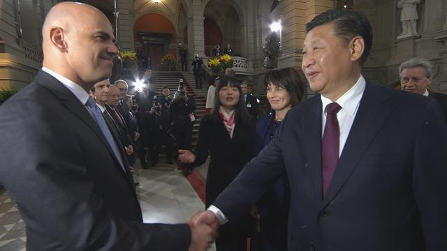 Le président chinois Xi Jinping accueilli à Berne par les conseillers fédéraux Doris Leuthard et Alain Berset, en janvier. [RTS]