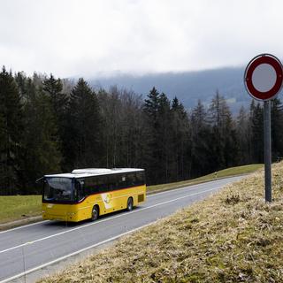 Un bus de CarPostal circule sur une route de Vallorbe (image d'illustration). [Keystone - Jean-Christophe Bott]