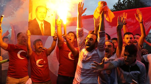 Des partisans du président Tayyip Erdogan laissent éclater leur joie devantle siège de l'AKP, à Istanbul - 24 juin 2018 [Reuters - Goran Tomasevic]