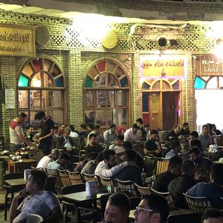 Un café fréquenté en soirée devant la citadelle d'Erbil dans le Kurdistant irakien. [Sébastien Ricci]