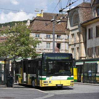 Des bus attendent à la place de Pury, au centre-ville de Neuchâtel, le 25 mai 2010. [Keystone - Gaëtan Bally]