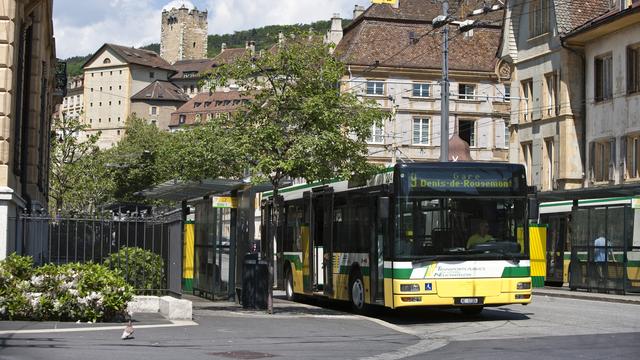 Des bus attendent à la place de Pury, au centre-ville de Neuchâtel, le 25 mai 2010. [Keystone - Gaëtan Bally]