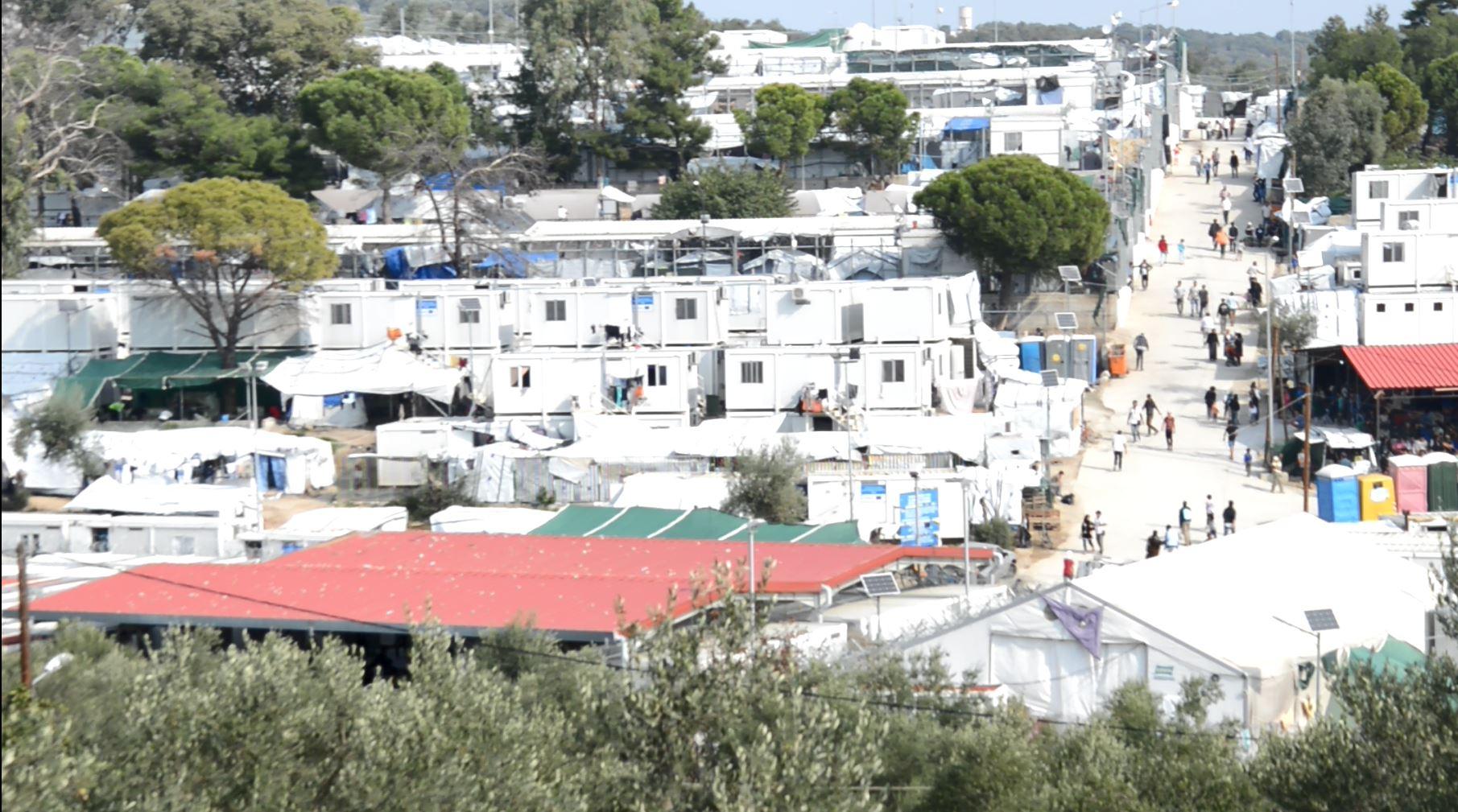 Les containers sont superposés pour faire face à l'afflux de migrants dans le camp de Moria, à Lesbos. [RTS - Angélique Kourounis]