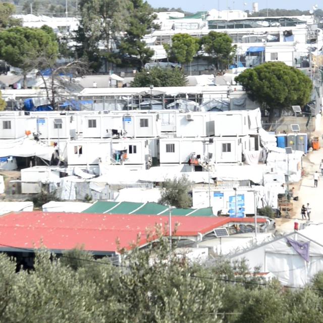 Les containers sont superposés pour faire face à l'afflux de migrants dans le camp de Moria, à Lesbos. [RTS - Angélique Kourounis]