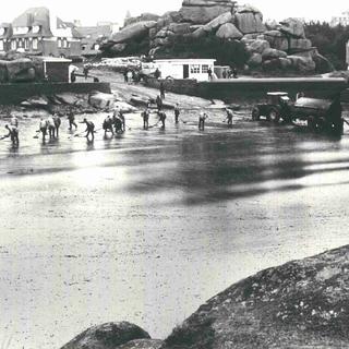 Le 16 mars 1978, lʹAmoco Cadiz perdait 223 000 tonnes de pétrole brut près des côtes bretonnes. Ici l'arrivée du petrole à Trebeurden. [[DR] - M. Huet]