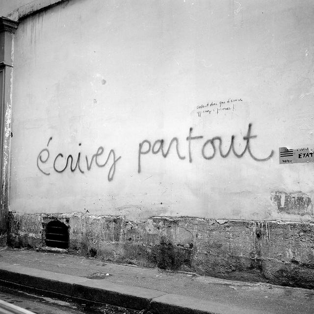 Evénements de mai-juin 1968. "Ecrivez partout". Graffiti sur les murs de Paris, juin 1968.
Collection Roger-Viollet
AFP [Collection Roger-Viollet]