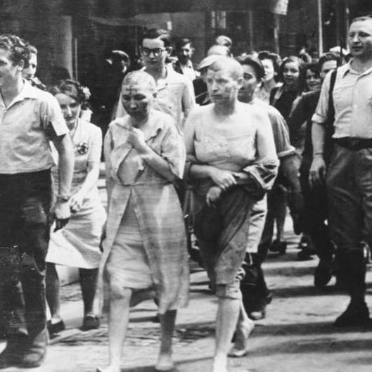 Femmes françaises accusées de collaboration et tondues-(Paris, été 1944). [Bundesarchiv Bild 146-1971-041-10]