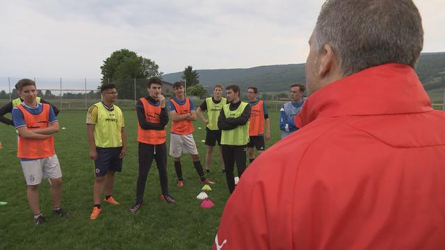 Un cours "Teamspirit" donné aux juniors A du FC Le Landeron. [RTS - Nathanael Michel]