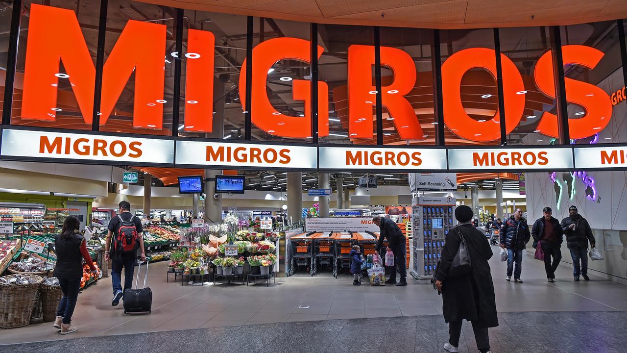 Le logo Migros à l'entrée d'un magasin à l'aéroport de Zurich. [KEYSTONE - MELANIE DUCHENE]