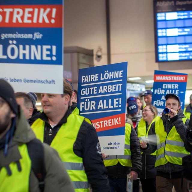 Des employés de Deutsche Bahn en plein débrayage lundi 10 décembre 2018 à Duisbourg. [Keystone/DPA - Christoph Reichwein]