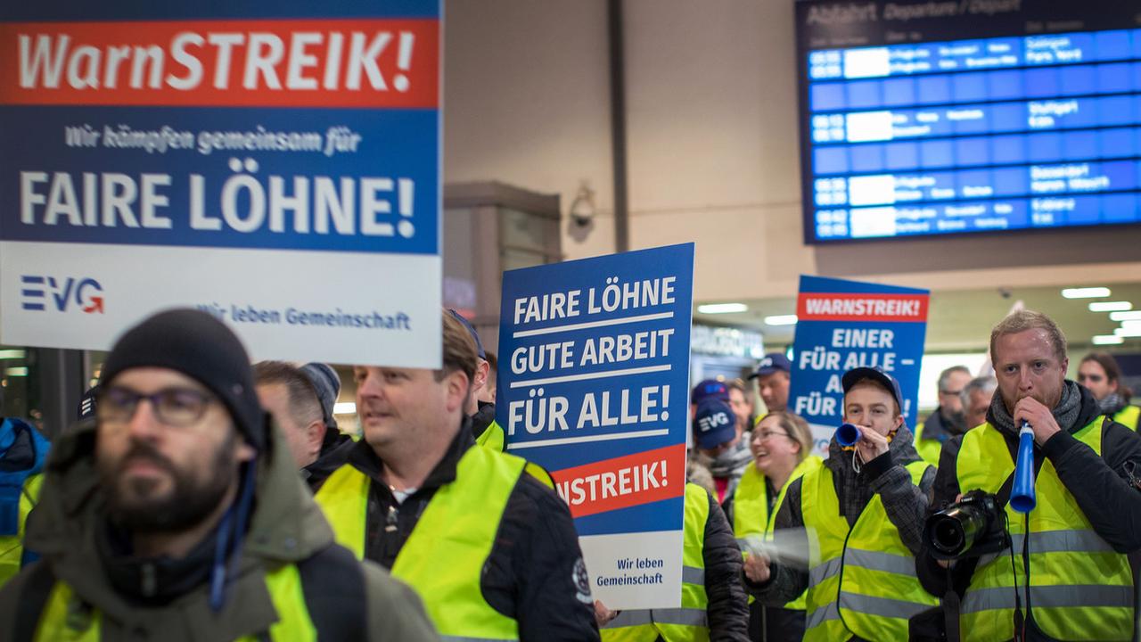 Des employés de Deutsche Bahn en plein débrayage lundi 10 décembre 2018 à Duisbourg. [Keystone/DPA - Christoph Reichwein]