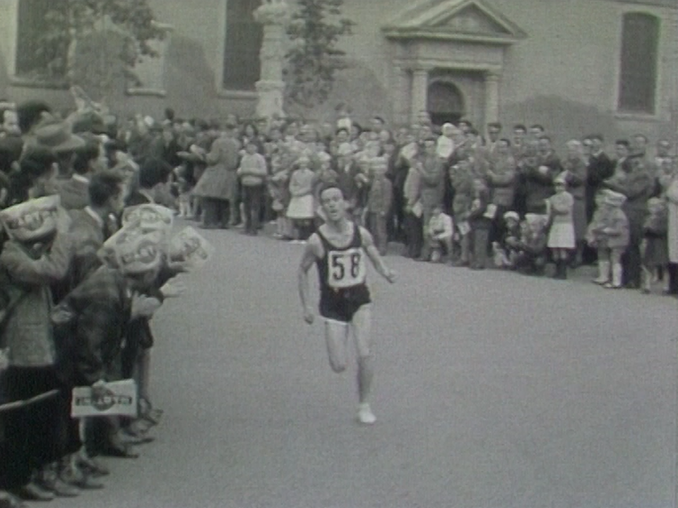 Concurrent à l'arrivée de la course Morat-Fribourg, années 60. [RTS]