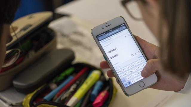 Le téléphone portable peut s'avérer utile dans le cadre de l'enseignement. [keystone - Christian Beutler]