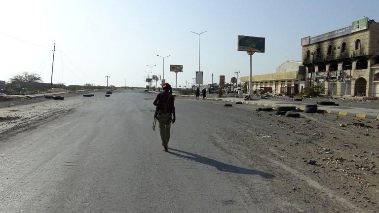 Un soldat yéménite dans une rue désertée de Hodeida, au Yémen. [afp]