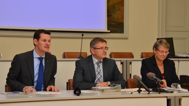 Pierre Maudet avec ses homologues Charles Juillard et Béatrice Métraux lors d'une réunion en 2013. [Gaël Klein]