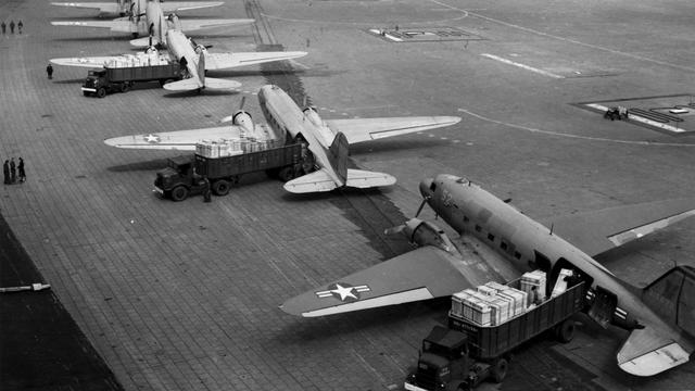 Des avions de l'U.S. Airforce décharge leur cargaison à l'aéroport Tempelhof de Berlin en 1948 - 1949. [U.S. Navy National Museum of Naval Aviation]