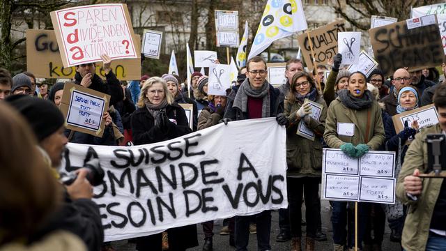 Une manifestation en soutien à l'ats s'est déroulé jeudi devant la RTS à Lausanne. [Keystone - Jean-Christophe Bott]