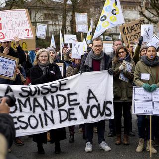 Une manifestation en soutien à l'ats s'est déroulé jeudi devant la RTS à Lausanne. [Keystone - Jean-Christophe Bott]