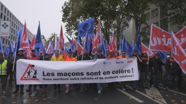 Les maçons sont descendus dans la rue mardi à Neuchâtel. [RTS]