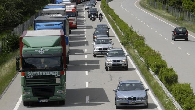 Des camions pris dans un bouchon sur l'A13 en direction du col du San Bernardino. [Ti-Press/Keystone - Davide Agosta]