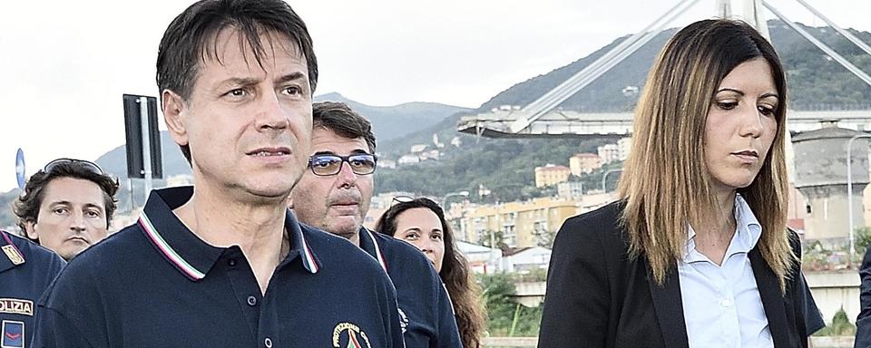 Le chef du gouvernement italien Giuseppe Conte a fait immédiatement le déplacement à Gênes mardi. [EPA/Keystone - Flavio lo Scalzo]