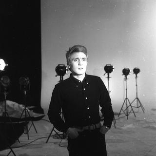 Portrait du chanteur Christophe lors du tournage de l'émission "Douches écossaises" . [AFP - Albert Courand]