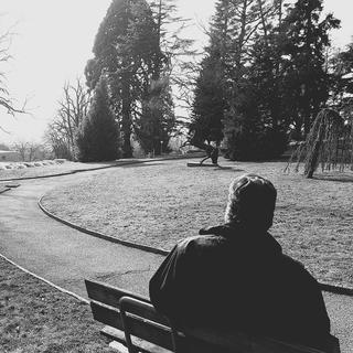 Antoine dans le parc de l’hôpital psychiatrique de Cery. [RTS - Évelyne Oberson]