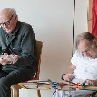 Fritz Jenni et Daniel Bader, résidents d'un EMS biennois qui ont participé au projet "Sédiments du bonheur". [Carol Baumgartner]