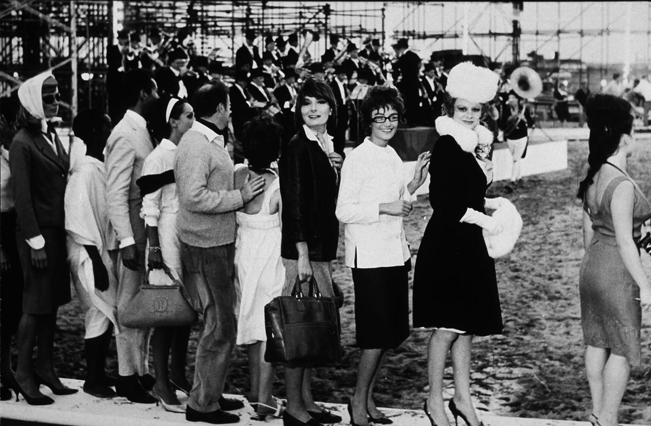 Sur le plateau du film "Huit et demi" de Federico Fellini. [Archives du 7eme art / Photo 12/AFP]