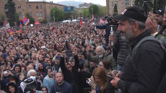 L'opposant arménien Nikol Pachinian devant la foule. [EVN]