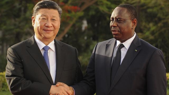 Le président chinois Xi Jinping et son homologue sénégalais Macky Sall à Dakar. [Keystone - EPA/STR]