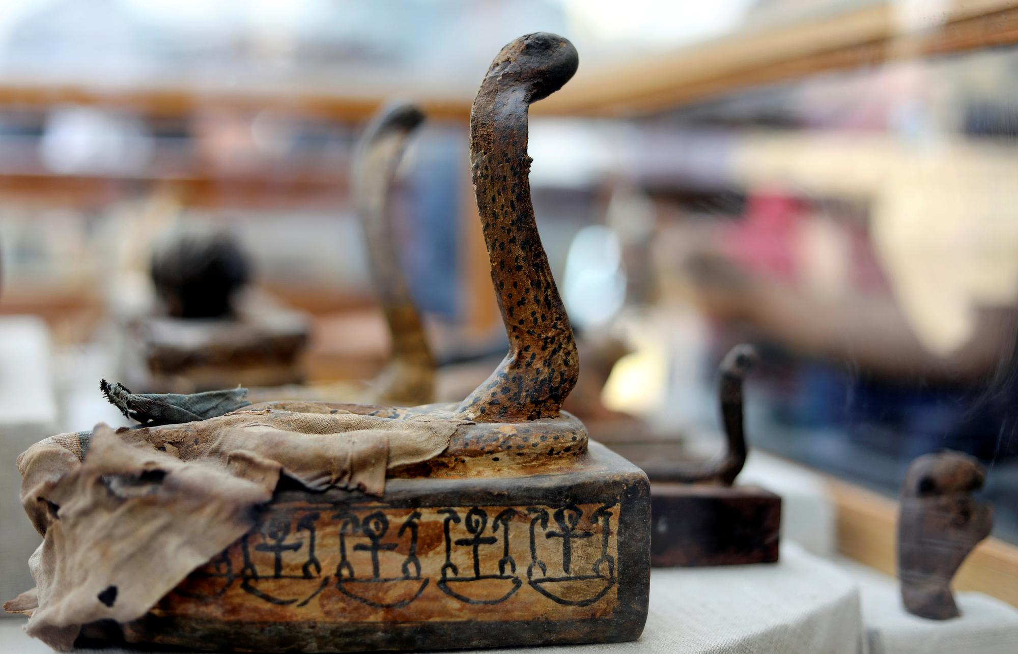 Des artefacts en forme de serpent retrouvés dans la nécropole de Saqqarah, en Egypte. [Reuters - Mohamed Abd El Ghany]