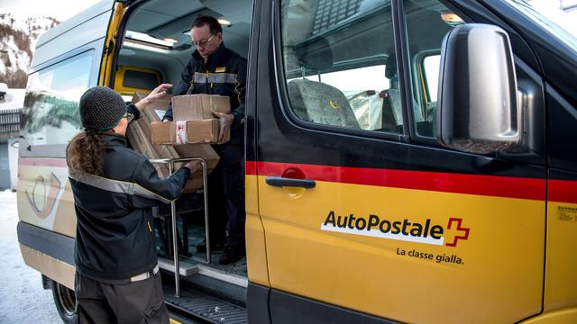 La Poste affiche un bénéfice en baisse en 2017, influencé par les pratiques comptables "non conformes au droit" de CarPostal Suisse SA. [Keystone - Francesca Agosta]