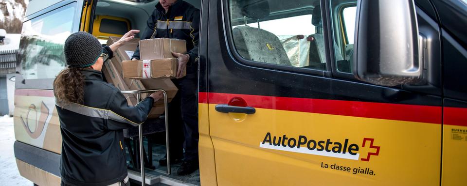 La Poste affiche un bénéfice en baisse en 2017, influencé par les pratiques comptables "non conformes au droit" de CarPostal Suisse SA. [Keystone - Francesca Agosta]